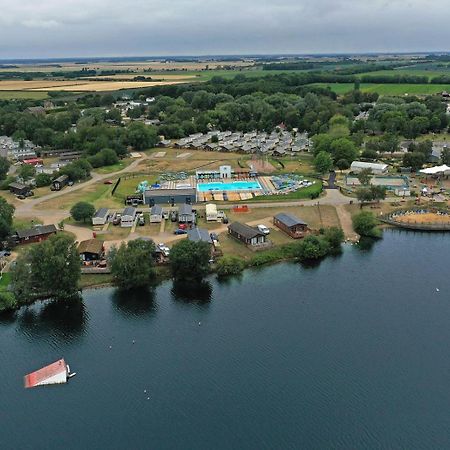 ホテル Tattershall Lakes Getaway エクステリア 写真